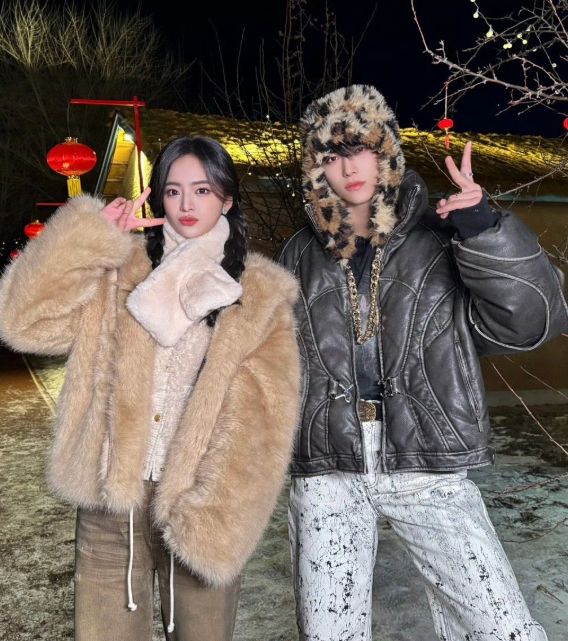 内娱新晋颜霸兄妹上热搜
两张一模一样漂亮的脸，也不看他们爸妈