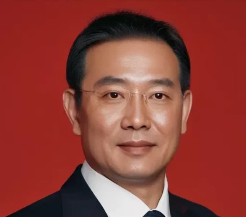 这篇文章的核心是人际关系的复杂性，以及社会潜规则。
可以从社会、教育和历史角度