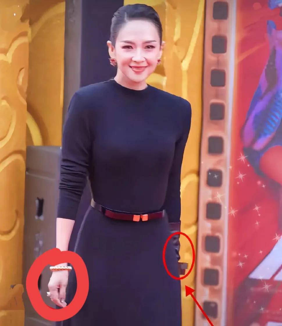 一觉醒来，
章子怡天塌了！
在华表奖颁奖典礼的舞台上，被电线绊倒了，右脚肿得厉害