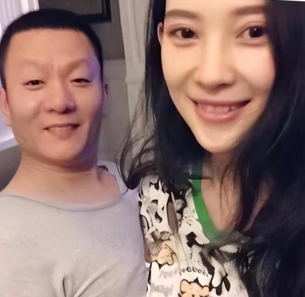 森林北真没有整过容。
她早期的五官长得有点像佟丽娅，因为年轻嘛，明眸善睐，那双水