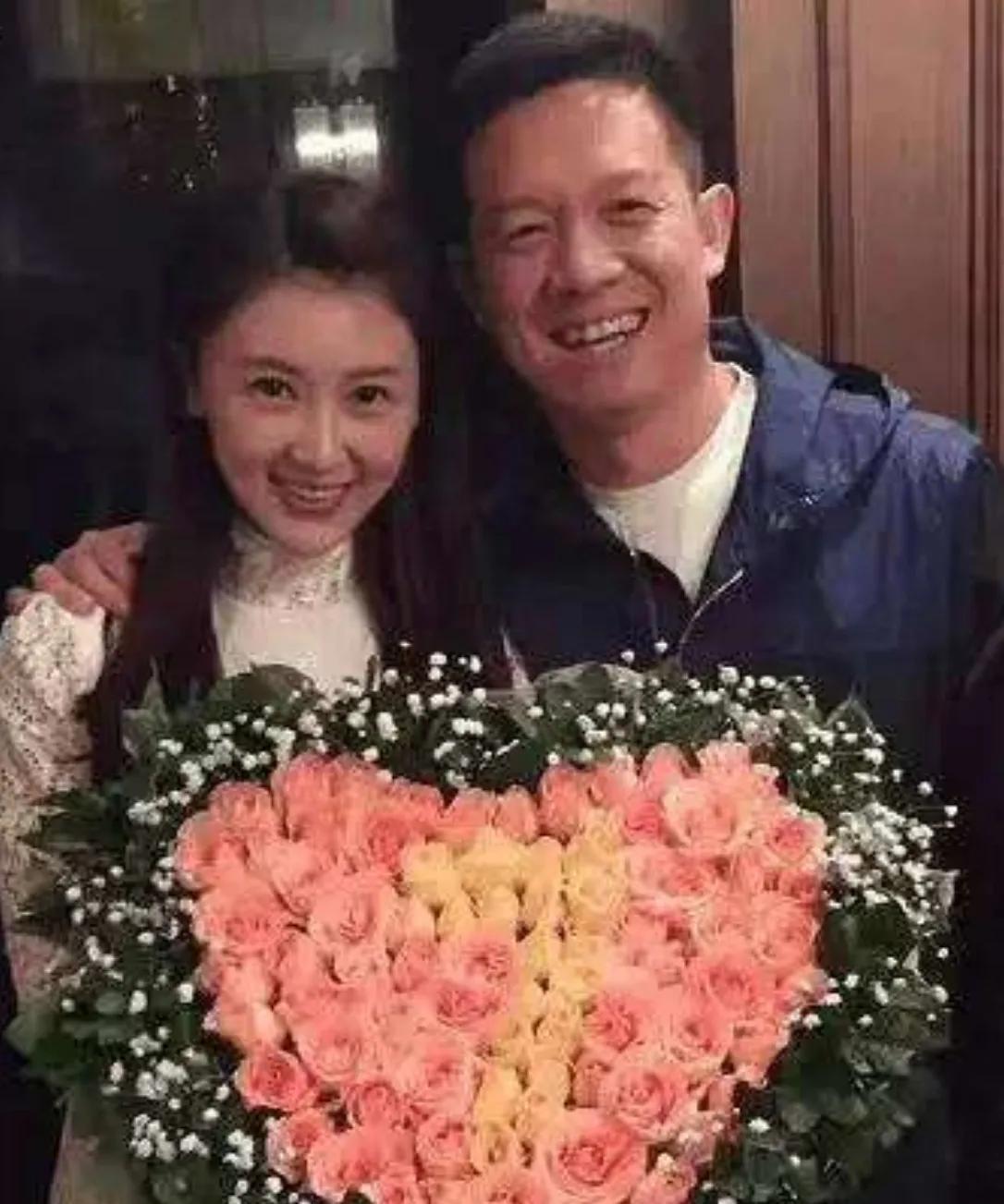 #甘薇贾跃亭离婚# 甘薇宣布与贾跃亭离婚，否认资产转移和贾跃亭给了她40亿，两人