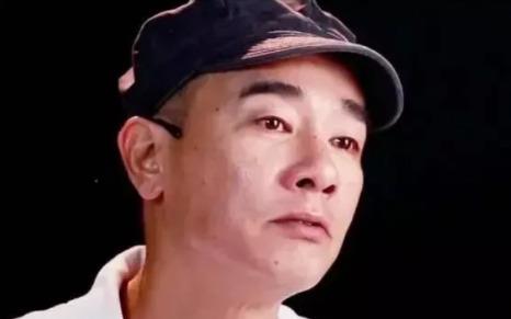 陈小春小时候家里穷得叮当响，连口饱饭都吃不上。 他后来在节目里提过：“那时候穷得