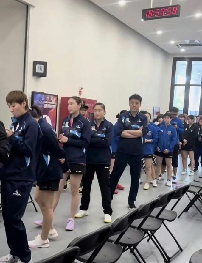 昨晚乒超联赛常规赛第三阶段乌鲁木齐站比赛开始前，王曼昱和山东鲁能俱乐部队友以及教