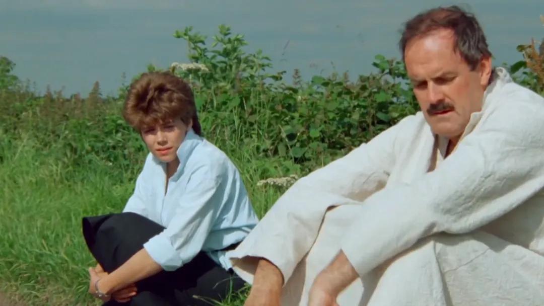 英式喜剧的自洽，人类的本质是吃瓜