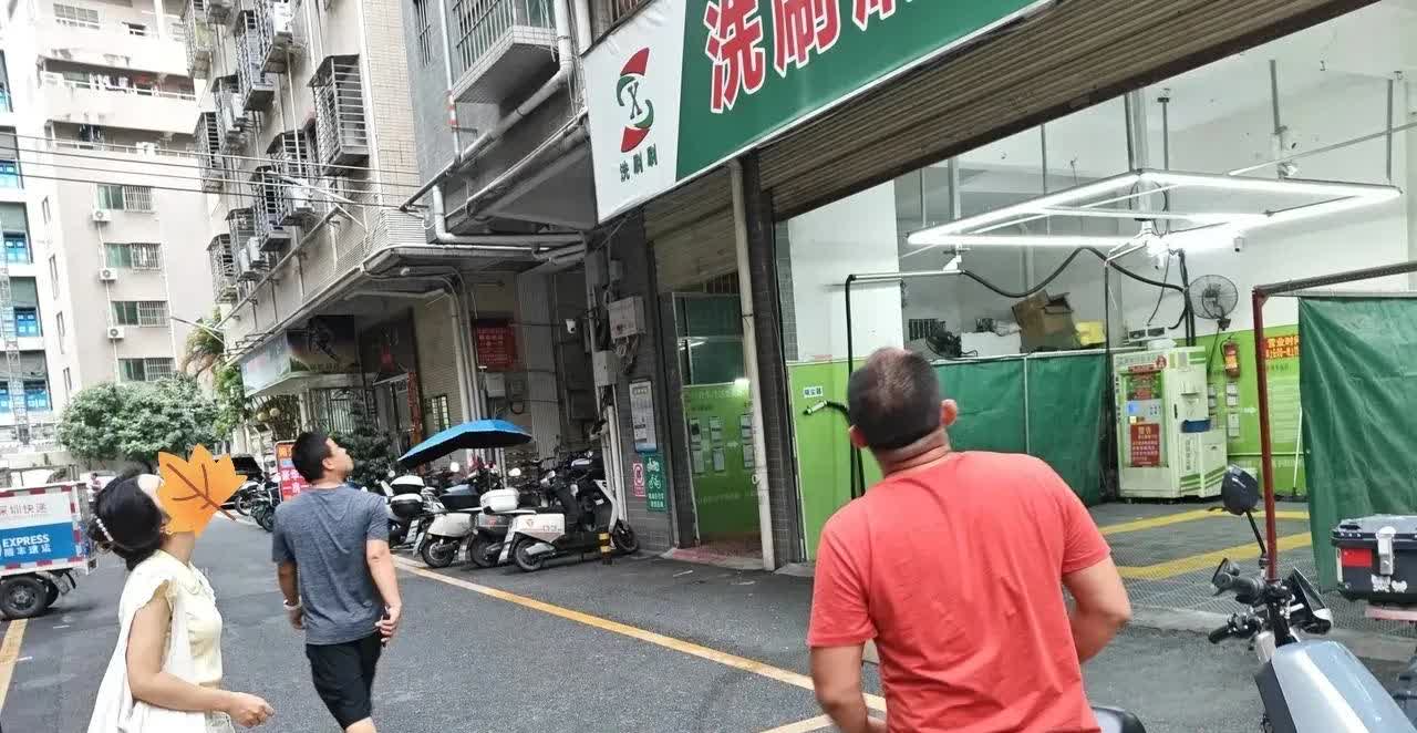 这一幕发生在深圳光明某村，这地上的玩具，是这男子的小孩(他说2岁多)从楼上丢下来