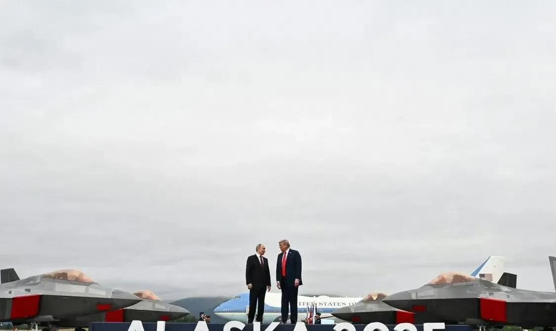 网恋对象终于见面
说好一对一突改三对三
2小时40分钟
取得重大进展
但未签署任