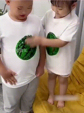 给娃娃买的奇葩衣服，俩人对着玩了俩小时，被这操作看呆了！