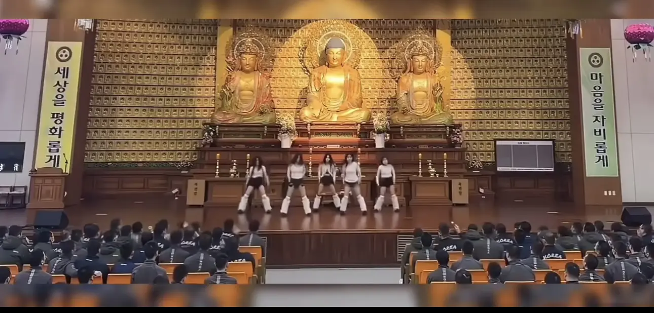 韩国女团在寺庙对韩军举行慰问演出