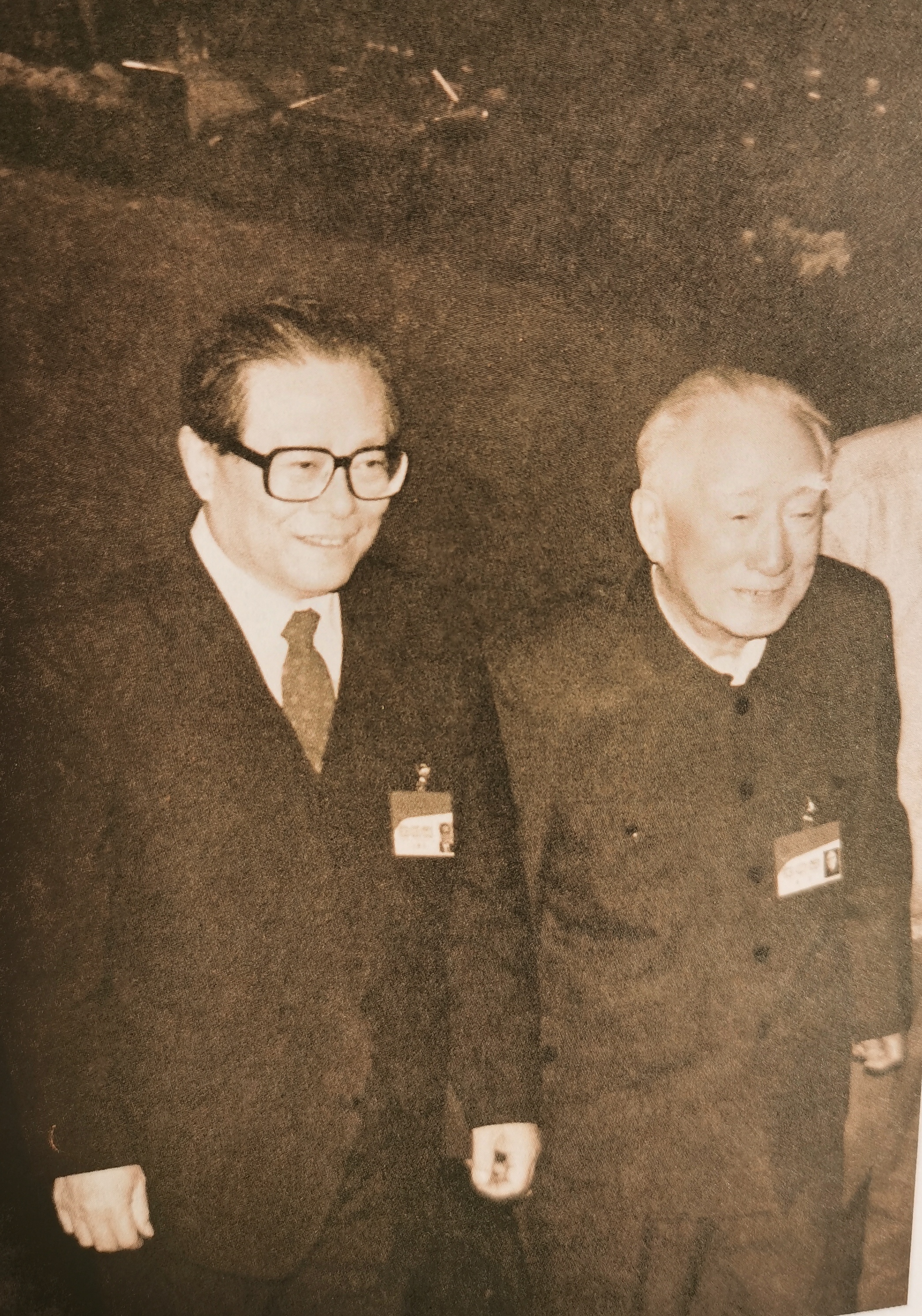 薄一波革命资历很老，堪称是三朝元老，他和三代领导人都有过合影。毛主席力挺薄一波，