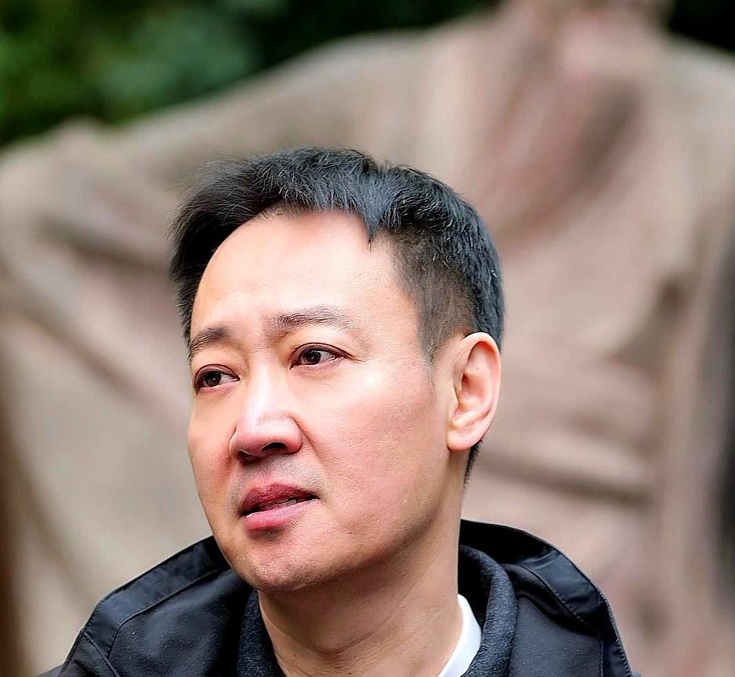 辛柏青的状况很糟糕，李乃文非常担心他的情况。

李乃文说辛柏青现在连话都说不
