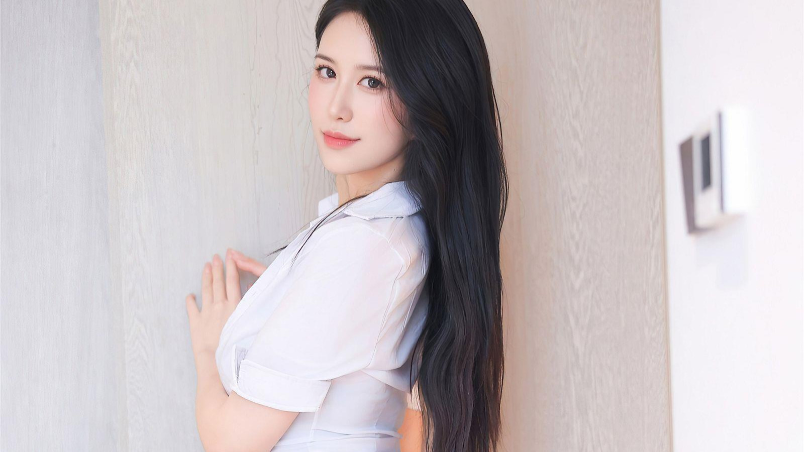 长发职业装包臀瑜伽裤黑丝大白腿少妇，反正我是爱了~