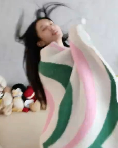 周也裹着毛毯跳舞，真的好嗨啊，哈哈哈哈哈，那种快乐直接溢出屏幕了，有种想要跟着周