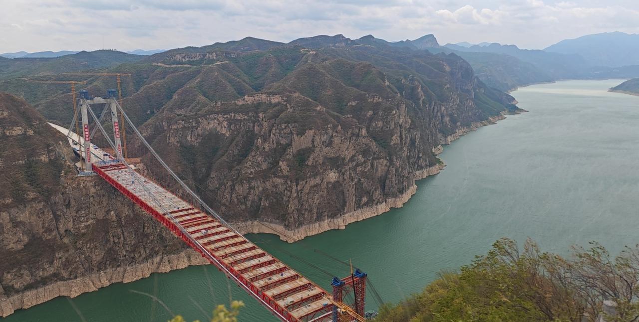 洛阳地区修建高速公路真不容易，这是济源到新安的高速，黄河两岸全是高山峡谷。
不过