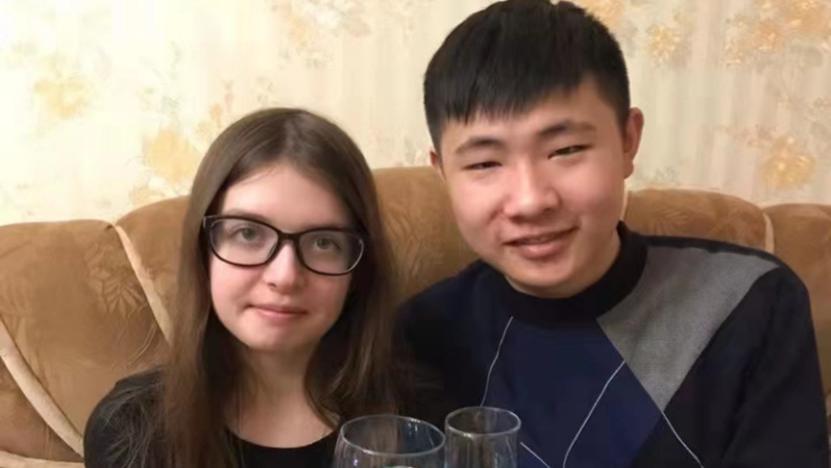 这个00后俄罗斯姑娘爱上中国男孩，竟狂追3年嫁给他