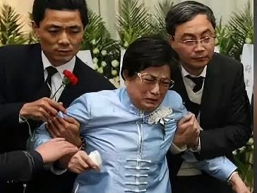 孙道临葬礼上夫人王文娟悲痛大哭辛亏有一旁亲友的搀扶