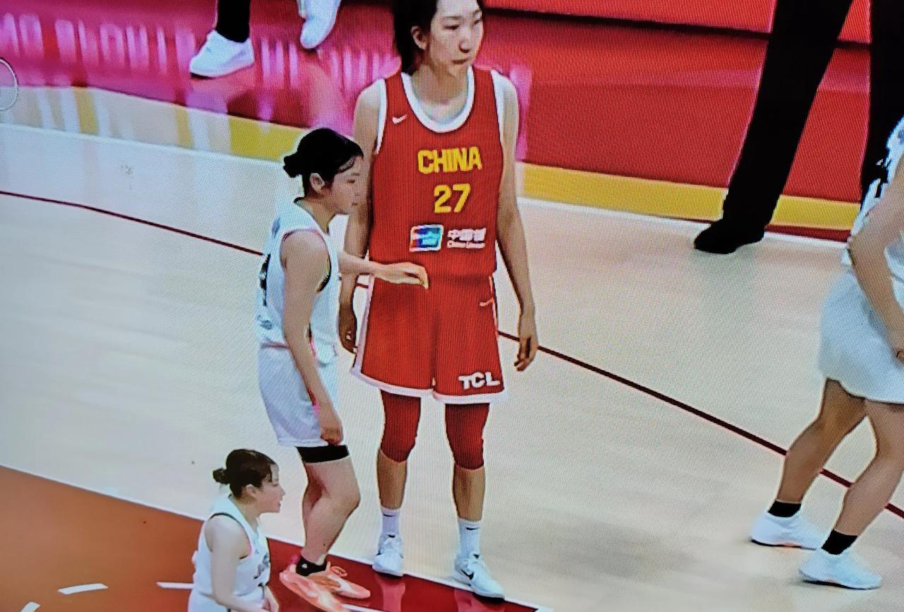 中国女蓝对日本队下半场，日本队三分球很准。韩旭得上双，中国队第三个上双的运动员，
