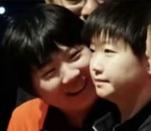 王楚钦和孙颖莎最终还是并肩合影了！  多哈赛场，热情的观众们用他们的热情和期盼，