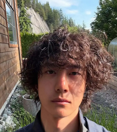 王一博攀岩照曝光 卷发素颜酷飒超吸睛