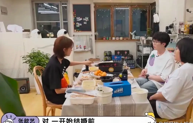 李雪琴问演员张歆艺：“我很好奇，你们家里谁管钱？”张歆艺说：“我和袁弘结婚前，他