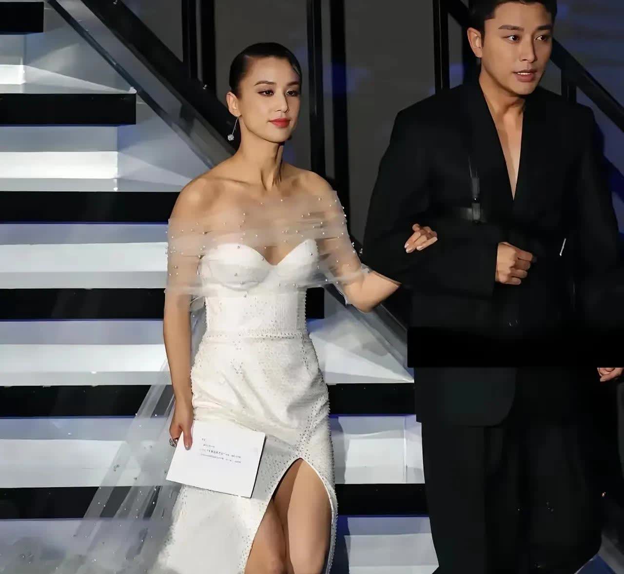 黄圣依贾乃亮那次台上过招

当时只觉得挺尬。

一个离婚不久，一个事业回