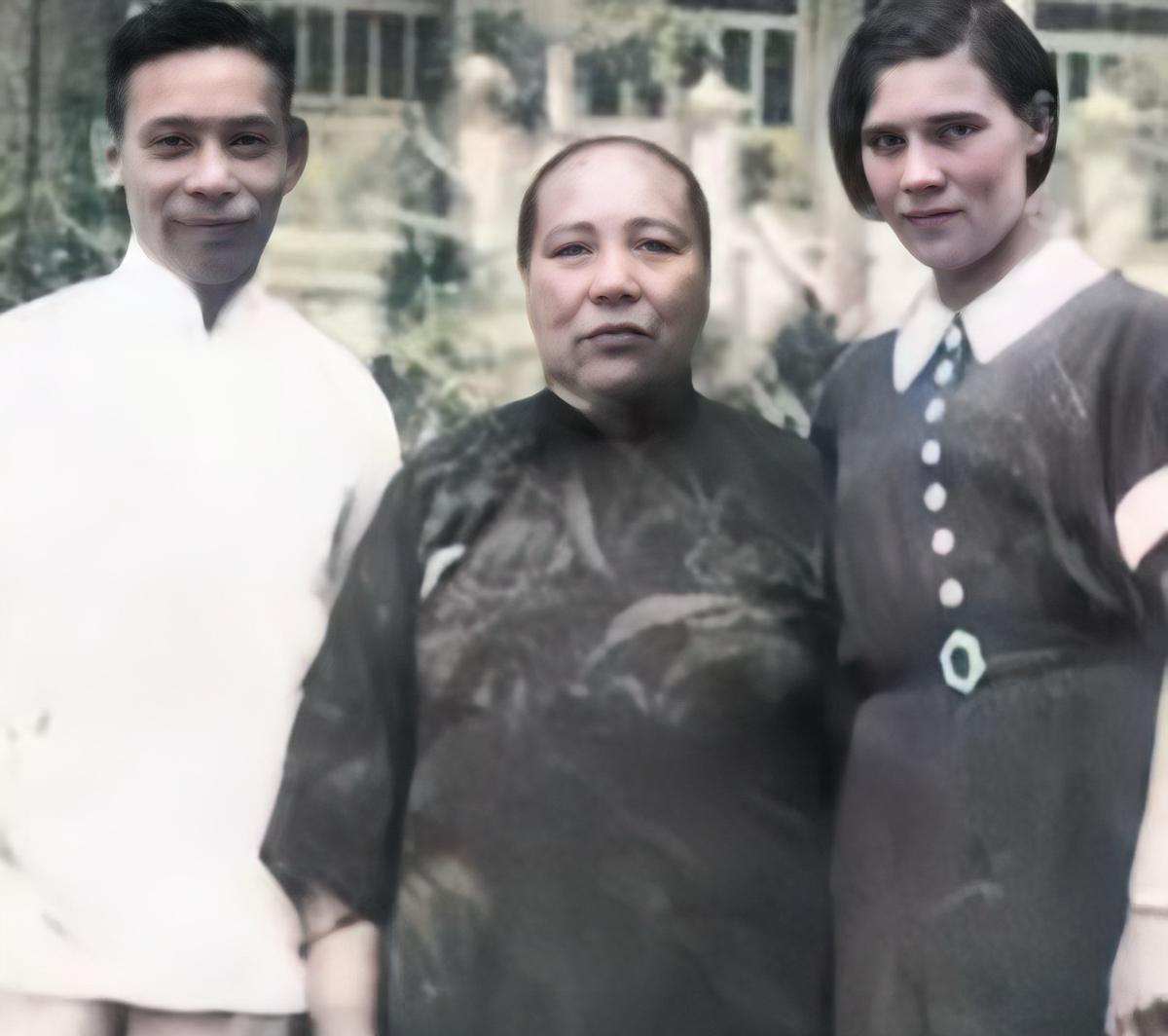 1937年，与母亲阔别12年的蒋经国带着妻子蒋方良回到奉化溪口，并合影留念时的照