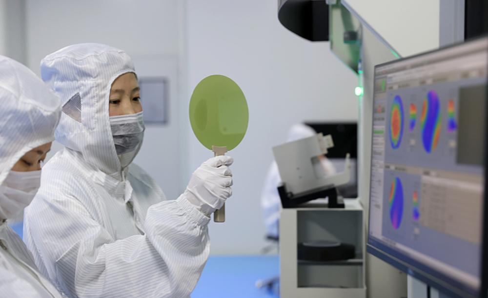 美国人是真把牌打错了！《纽约时报》的怒批一点没客气：当中国把 “人才” 俩字刻进