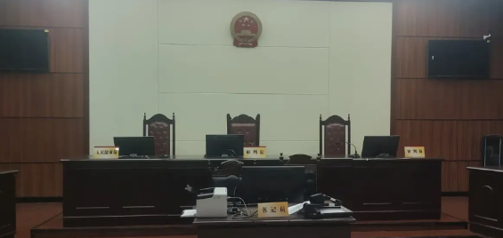 一个法官助理朋友说她的工作主要是帮助法官开庭、草拟报告、裁判文书等，法官就是审核