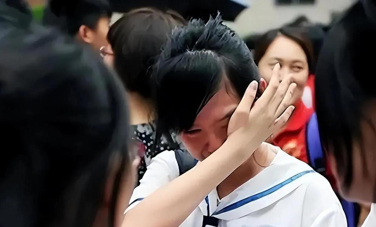 考生的眼泪，并不代表失败！
今年不少考生被数学考哭了，家长们非常心疼啊。
的确，