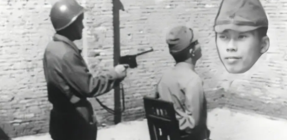 1947年，上海，日军黑泽次男即将被处决的照片，镜头中他坐在行刑椅上，宪兵班长马