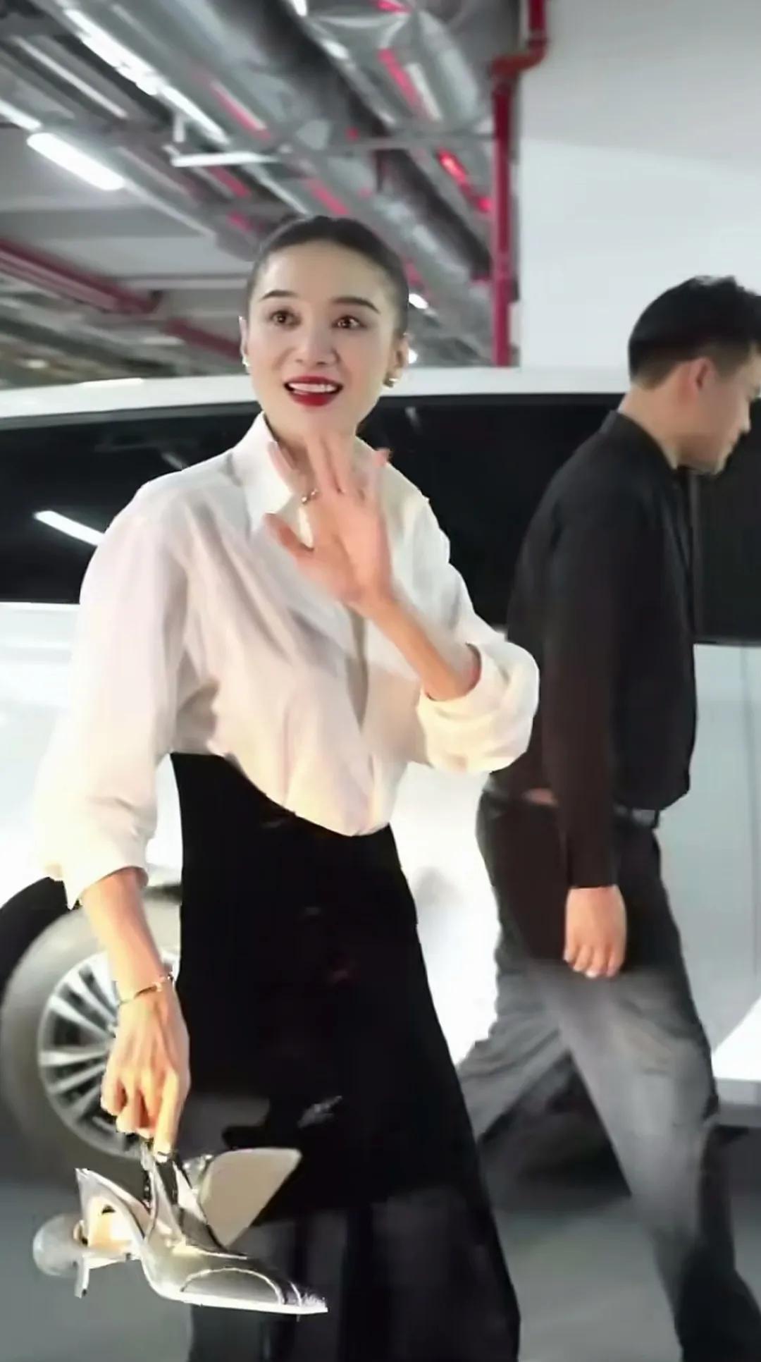 宋佳，是真接地气，在地下停车场就把鞋子脱了。