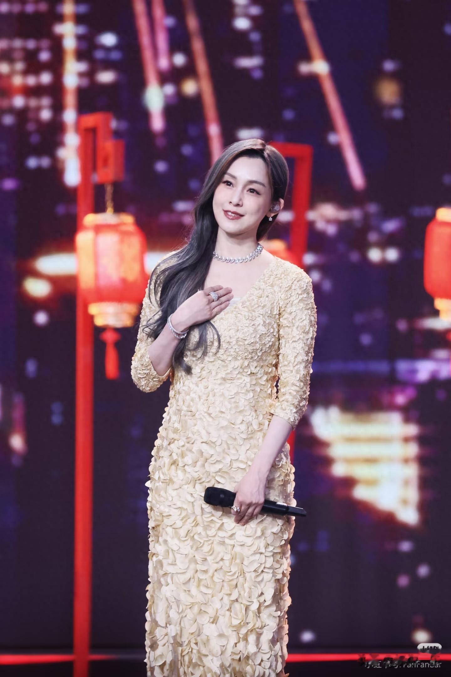 50岁范玮琪近况曝光，面部填充明显，眼神躲闪显不自信