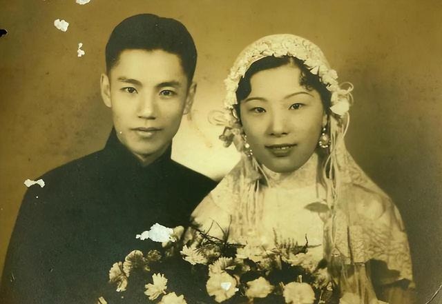 1988年，65岁的邓香蝶终于在香港见到了失踪39年的丈夫许文杰，然而她在见到丈