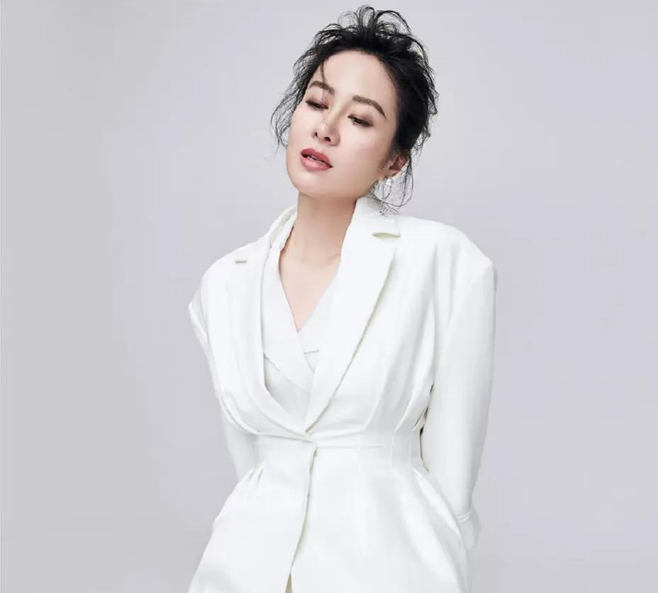 娱乐圈的社交图谱宛如一张错综复杂的织锦，而叶璇近期在直播中的一番揭秘，无疑为这幅