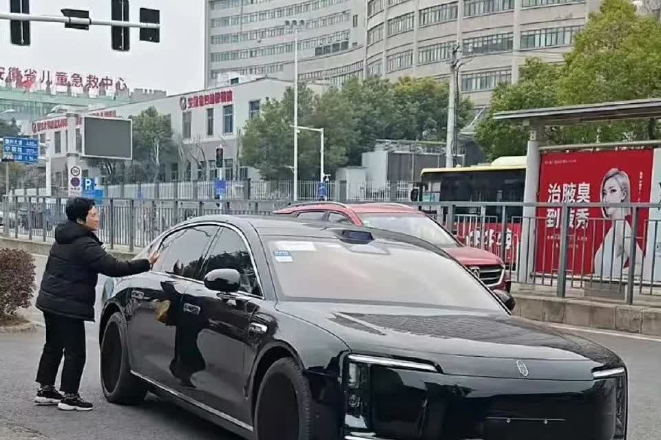尊界S800现身合肥街头
国产车已贵为荣的时代到了！
王传福真是高瞻远瞩，不