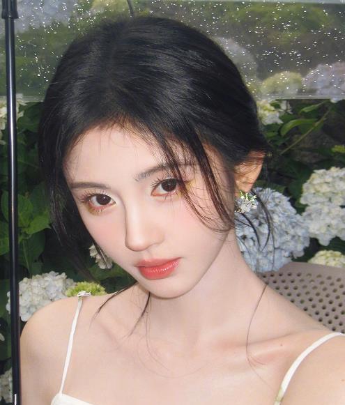 #鞠婧祎摔得好重# “四千年美女”鞠婧祎在拍摄电视剧《来战》时意外摔倒。根据现场