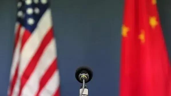 中美之间这次对决看上去是打了一个平手，实际上还是美国输了。以往我们在判断中美之间