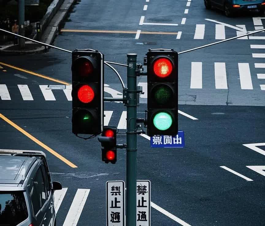 新国标红绿灯该怎么走？交警:注意细节，边别一不小心就闯红灯
新国标两排红绿灯，