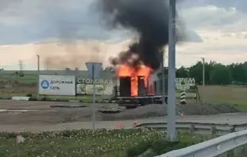 俄西伯利亚地区军事基地首次遭袭。
我们要警惕真就克格勃正统在乌克兰了，俄罗斯的防