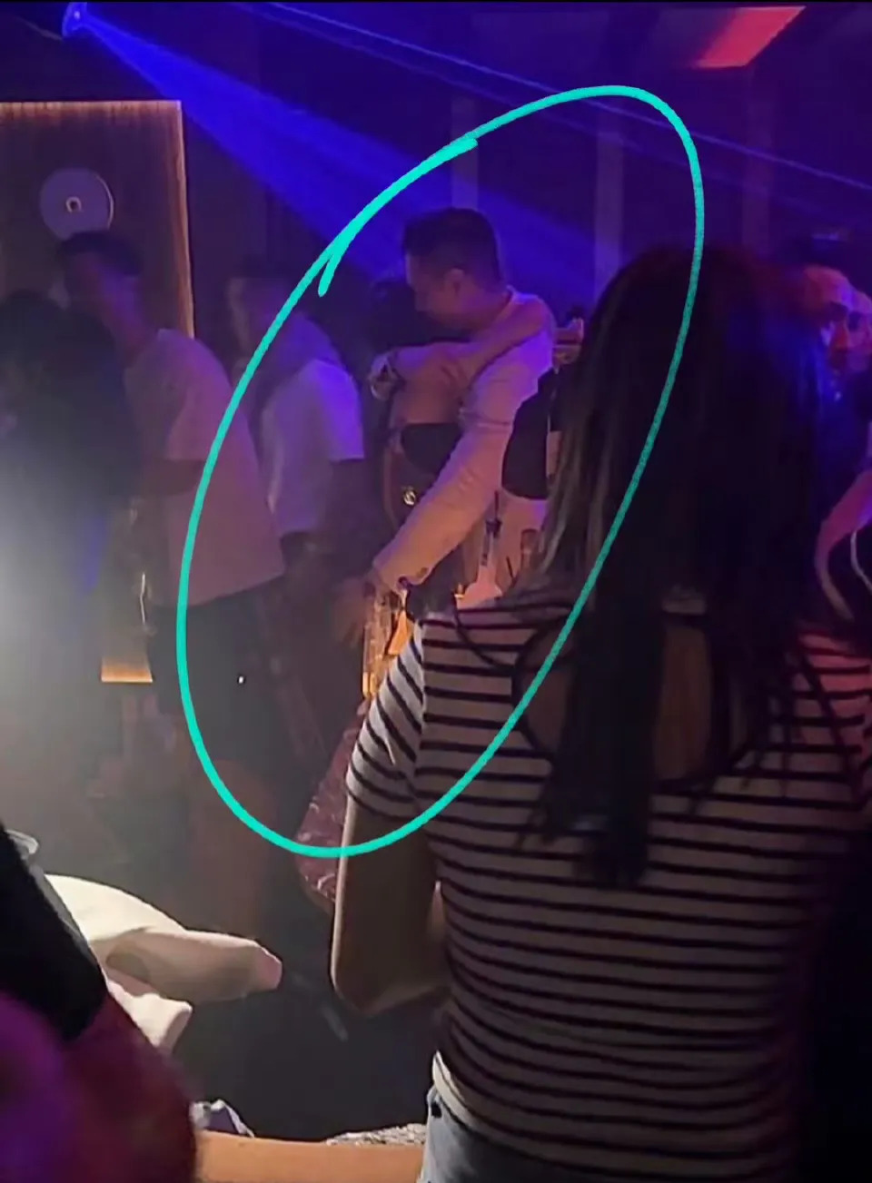 胡杏儿老公被曝夜店玩乐











我的天哪！胡杏儿老公竟然在夜店被拍