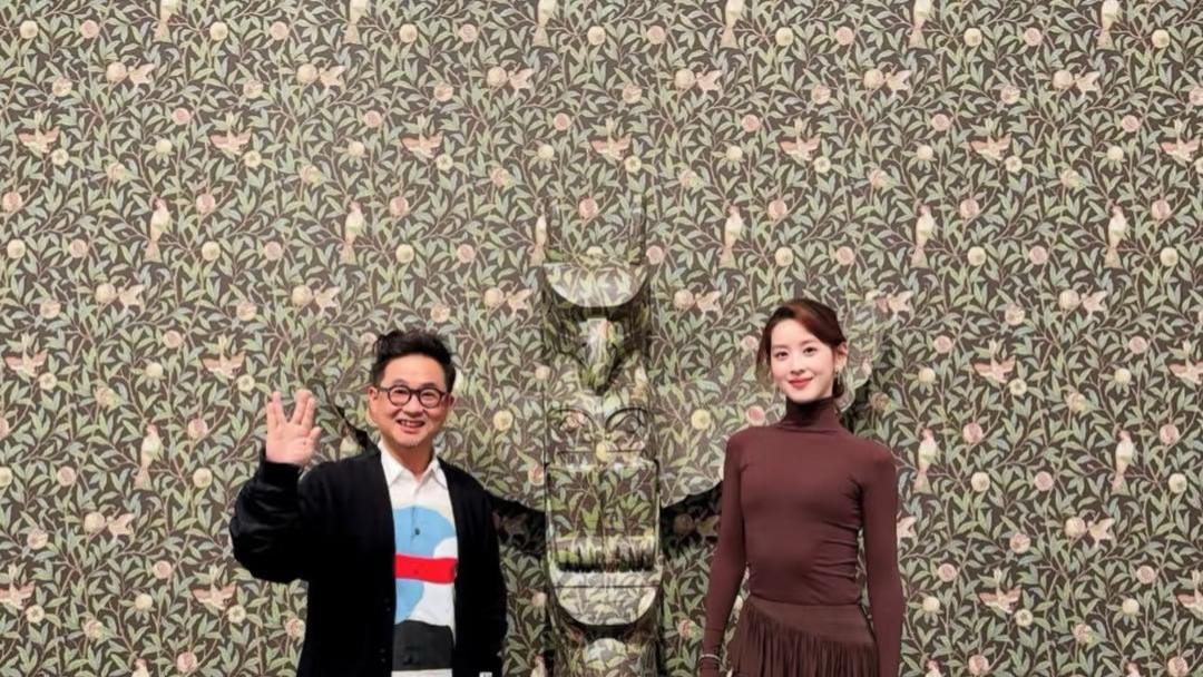 章泽天伦敦看展，穿紧身衣瘦到“肋骨外翻”，戴70W耳环有主母范