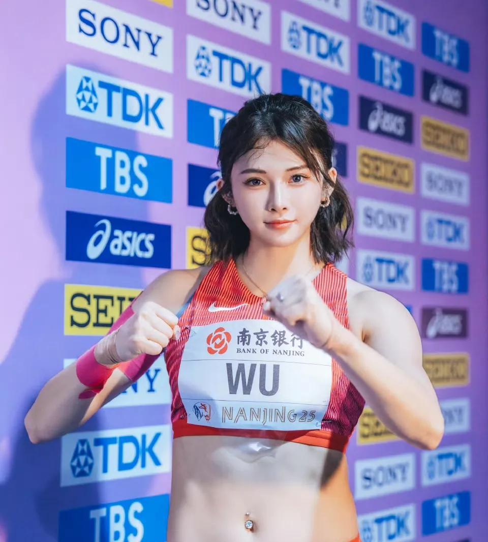 唯一公认的，
集颜值和实力于一身的极品美女！
关键是小妮子心理强大，
抗压能力一