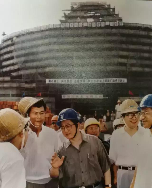 1994年8月4日，黄菊在上海博物馆工地调研，也是上海的地标性建筑。