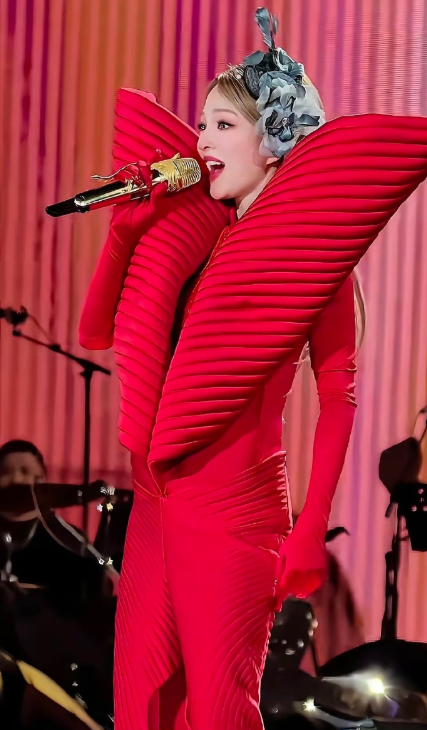 终于翻车了！
张韶涵的演唱会服装每次都美得像仙女，这次造型终于翻车了，是不是以前