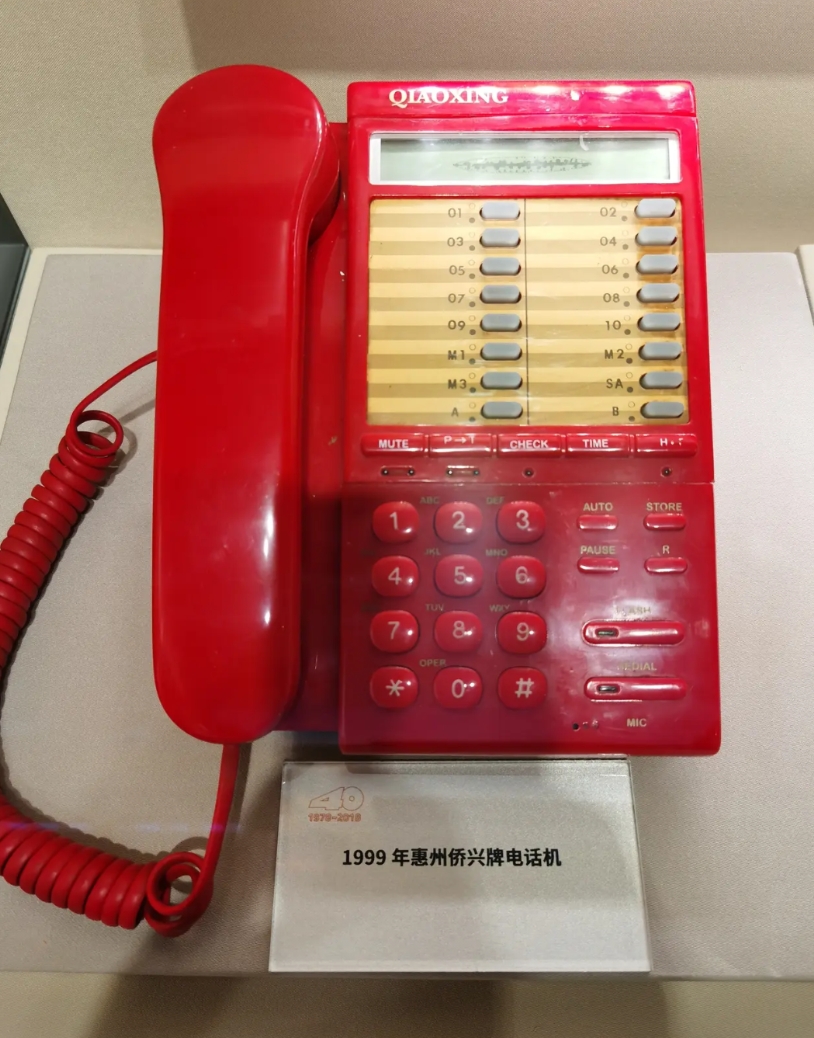 这是99年的电话机，当时这种电话机算是先进的了！
90年代要装一部这样的电话机可