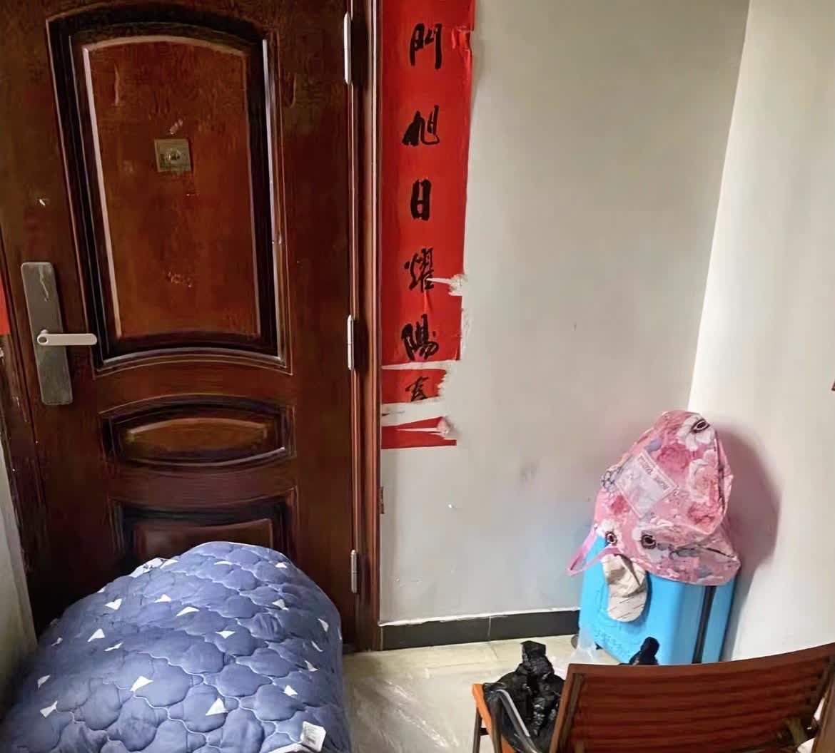 我认识个专职讨债的。

20岁打群架出人命，蹲了8年。

出狱后没工作，