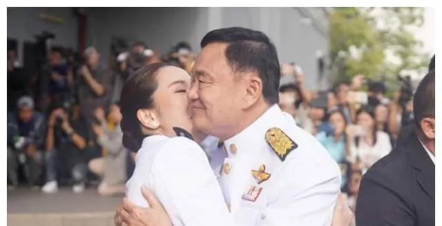 他信女儿佩通坦以他为傲











我的天哪！你们能想象吗？佩通坦，泰