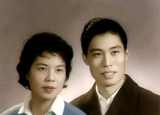 1963年，钟南山与妻子李少芬，结婚时的一张合影。钟南山院士是著名的医学专家，而