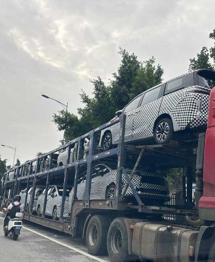 这是五菱银标MPV？
还是侧滑门，这个好评
不过样子看起来有点日系风格啊~
有消