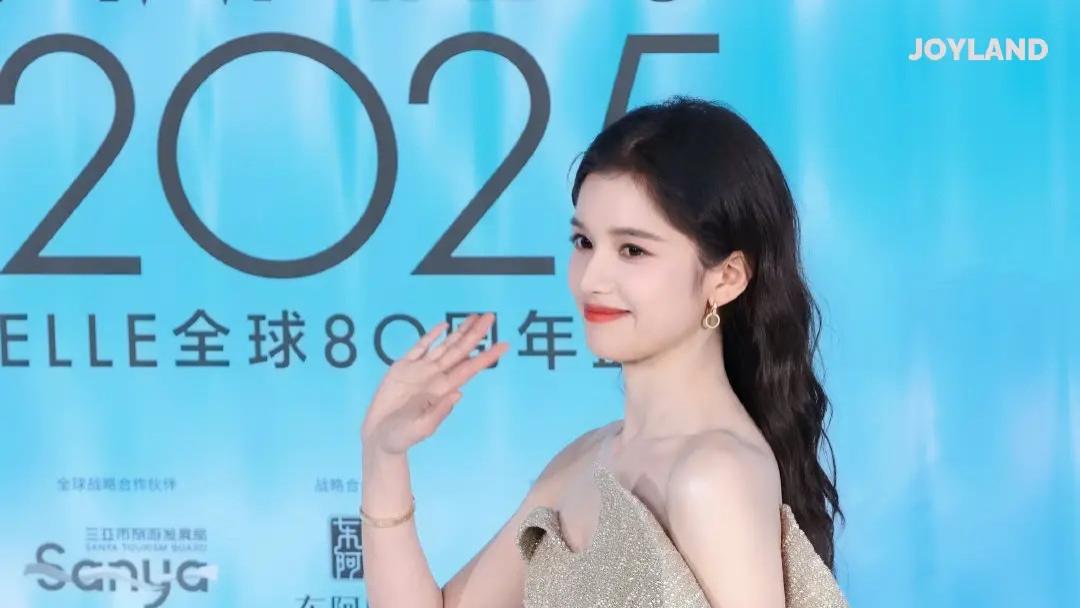 张婧仪红毯化身“人鱼公主”，一袭香槟粉鱼尾裙惊艳全网