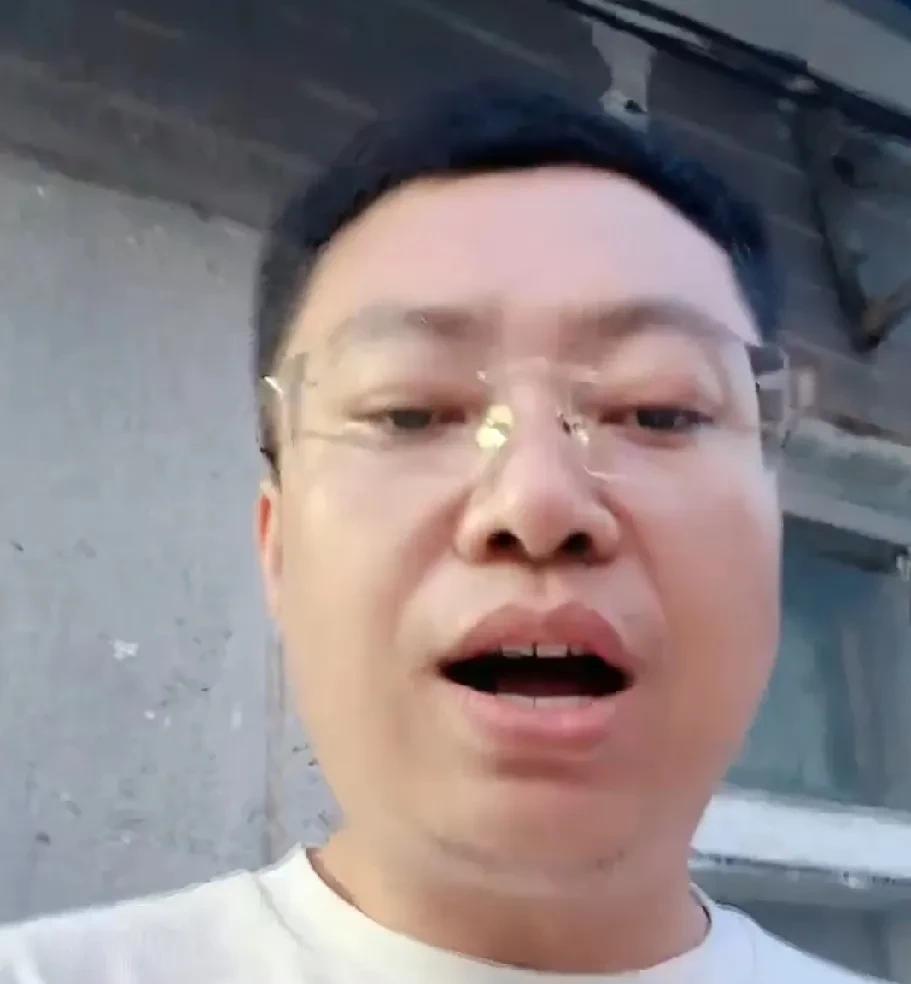 大壮今日在莎莎的娘家长岭进行直播卖货，心情格外好。



到达长岭的经历，对大壮